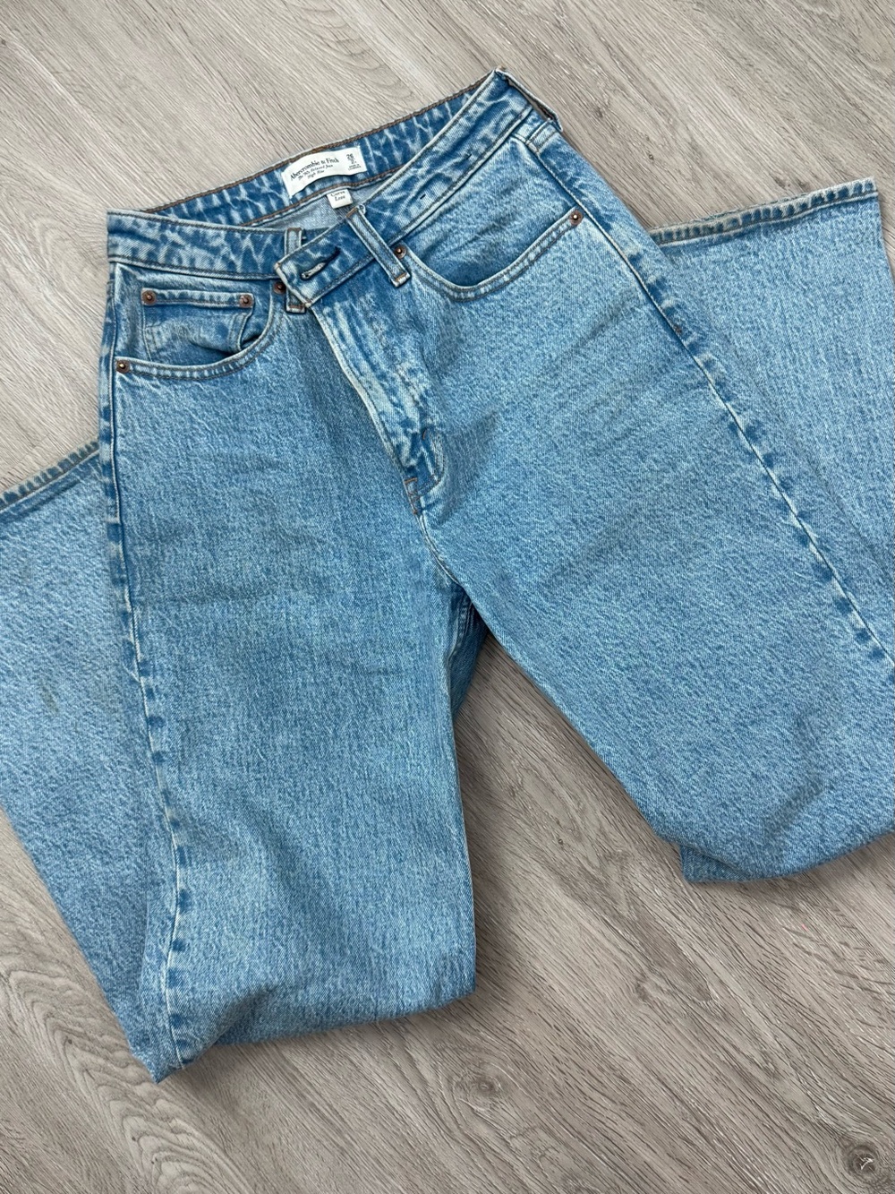 Abercrombie the 90s Relaxed Jean High Rise Straight-Leg Light Blue Jeans - Curve